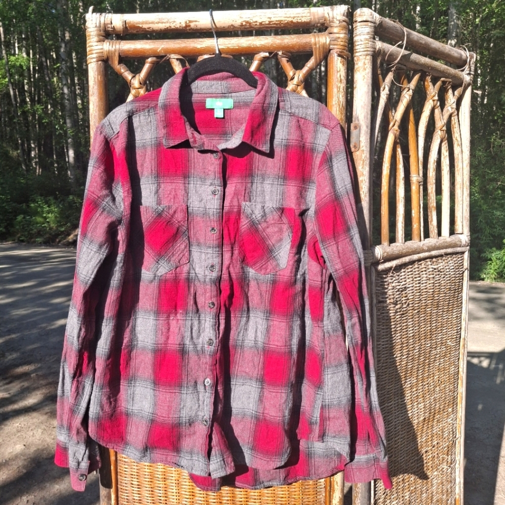 🍀3/15 Red and Gray Plaid Button-Up Shirt
